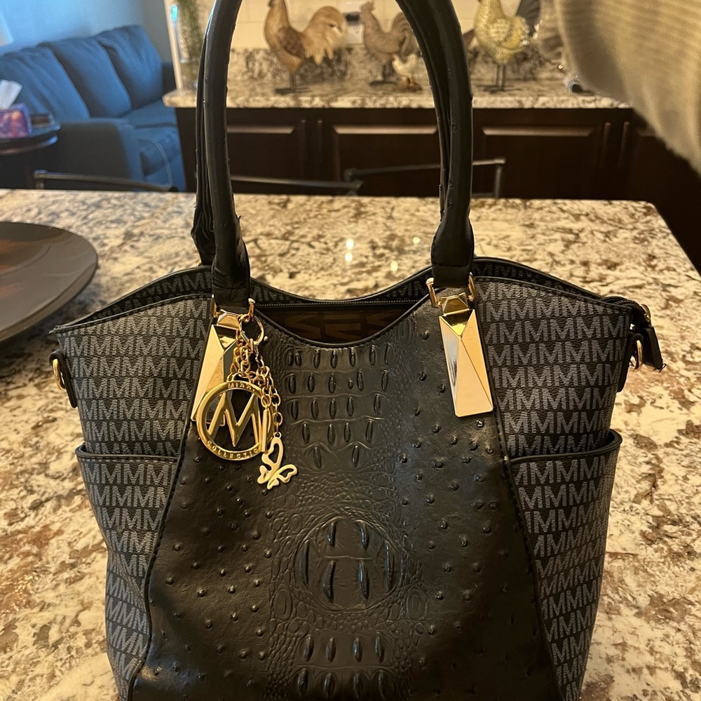 Purse, hardly used.  Excellent condition.